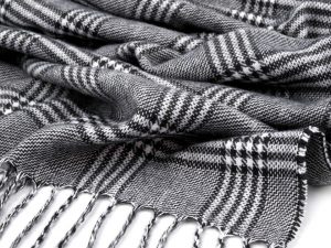 Šála károvaná s třásněmi