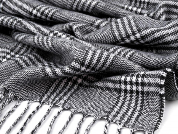 Šála károvaná s třásněmi