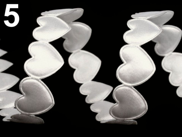 Saténový prýmek šíře 17 mm srdce