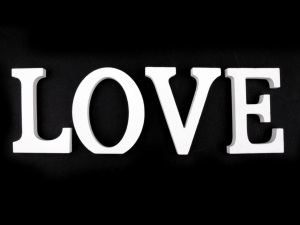 Dřevěná dekorace LOVE