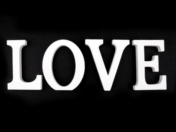 Dřevěná dekorace LOVE