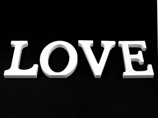 Dřevěná dekorace LOVE