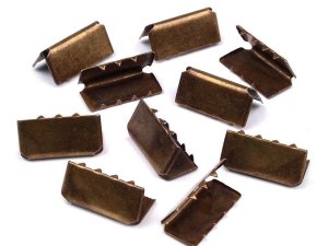 Kovová koncovka na plochou šňůru šíře 20 mm