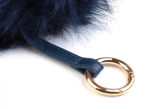 Kožešinová bambule na kabelku