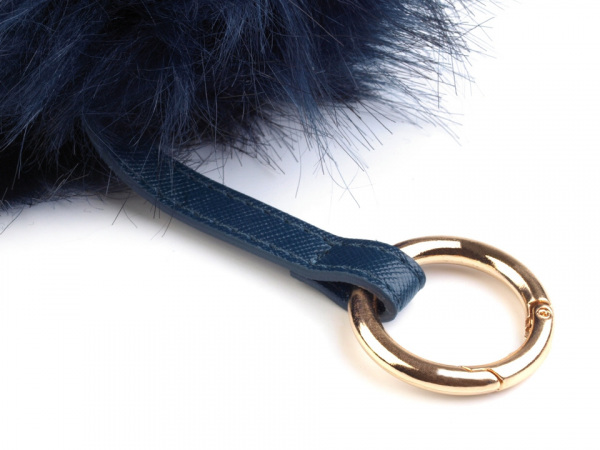 Kožešinová bambule na kabelku