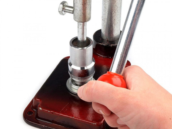 Knoflík na potahování celokovový velikost 28"