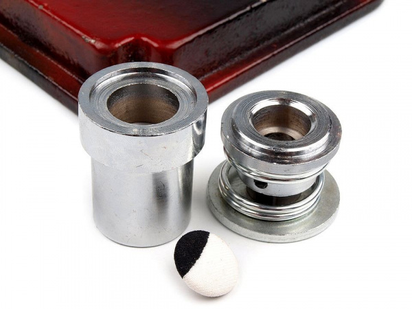 Knoflík na potahování celokovový velikost 28"