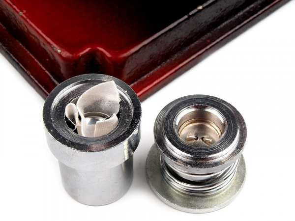 Knoflík na potahování celokovový velikost 28"