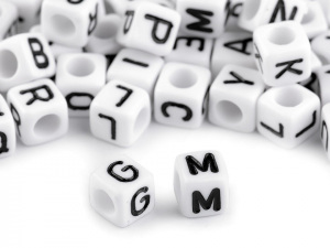 Plastové korálky s písmeny kostka 6 mm