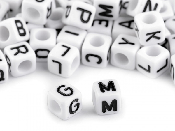 Plastové korálky s písmeny kostka 6 mm