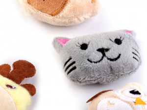 Plyšová aplikace / nášivka s pískátkem