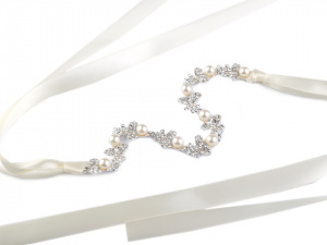 Štrasová ozdoba do vlasů na stuze s perlami