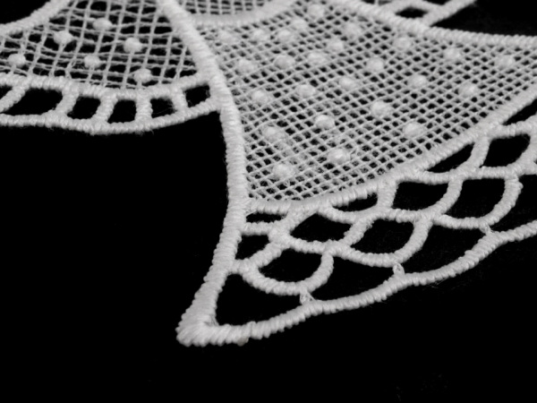 Krajková dekorace anděl