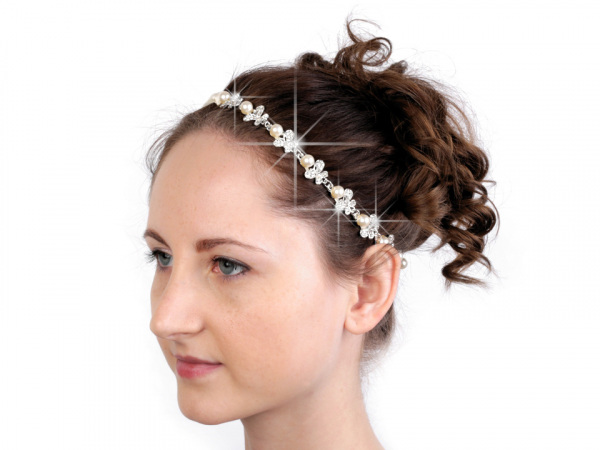 Štrasová ozdoba do vlasů na stuze s perlami