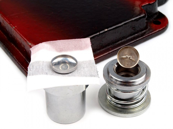 Knoflík na potahování celokovový velikost 60"