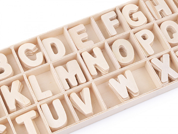 Dřevěná písmena v krabici