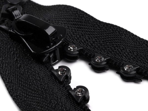 Kostěný zip šíře 4 mm délka 70 cm se štrasovými kamínky