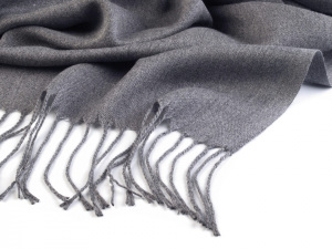 Šála jednobarevná s třásněmi 65x185 cm