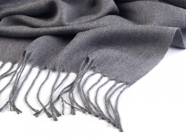 Šála jednobarevná s třásněmi 65x185 cm