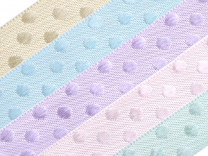 Saténová stuha s puntíky šíře 12 mm