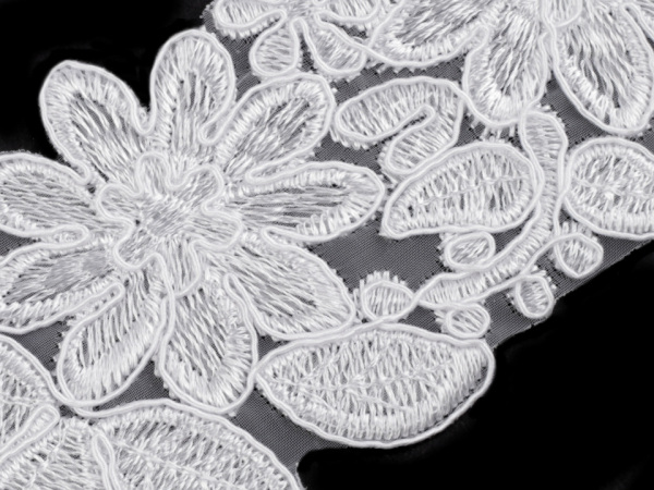 Vyšívaný prýmek / krajka na monofilu šíře 70 mm