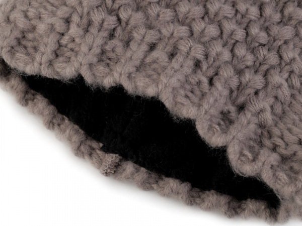 Dámská zimní čepice s bambulí