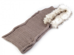 Pletený nákrčník s kapucí a kožešinou