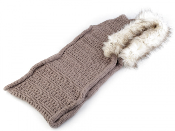 Pletený nákrčník s kapucí a kožešinou