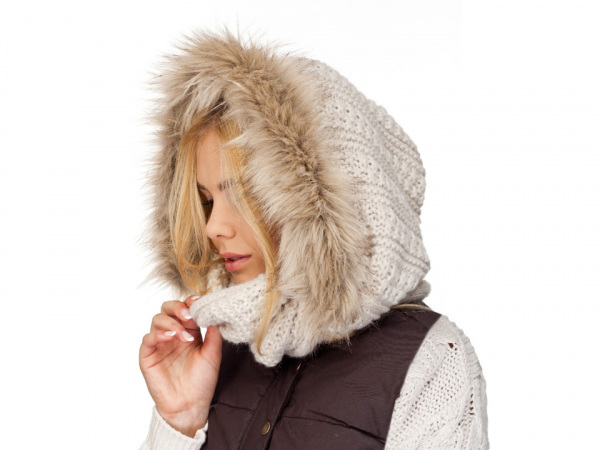 Pletený nákrčník s kapucí a kožešinou