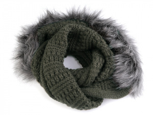 Pletený nákrčník s kapucí a kožešinou