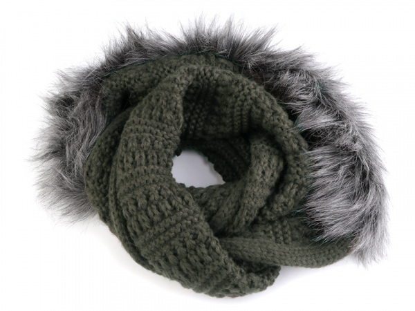 Pletený nákrčník s kapucí a kožešinou