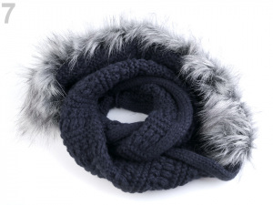 Pletený nákrčník s kapucí a kožešinou