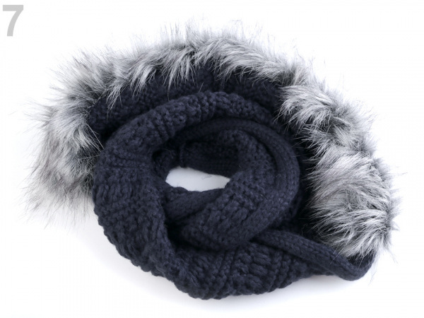 Pletený nákrčník s kapucí a kožešinou