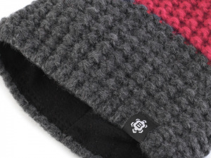 Dámská zimní čepice s bambulí