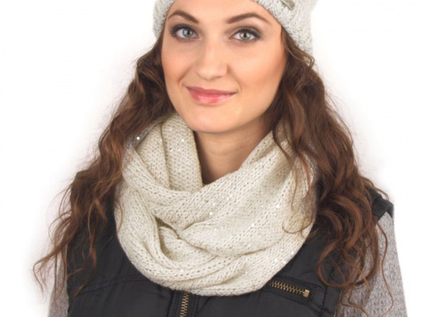 Pletený nákrčník s flitry Capu