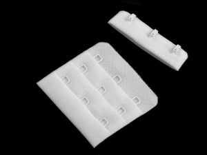 Zapínání na podprsenky šíře 50 mm trojřadé