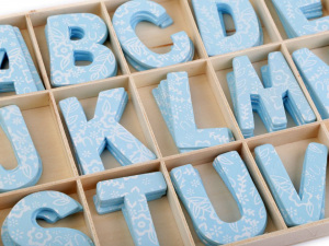 Dřevěná písmena v krabici s potiskem