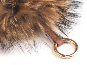 Kožešinová bambule na kabelku s karabinou z mývalovce