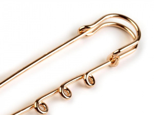 Ozdobný spínací špendlík s očky