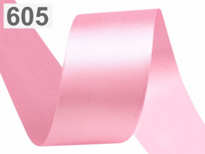 Atlasová stuha oboulící svazky po 5 m šíře 40 mm