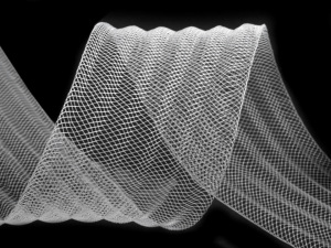 Modistická krinolína na vyztužení šatů a výrobu fascinátorů vlnitá šíře 4,5 cm