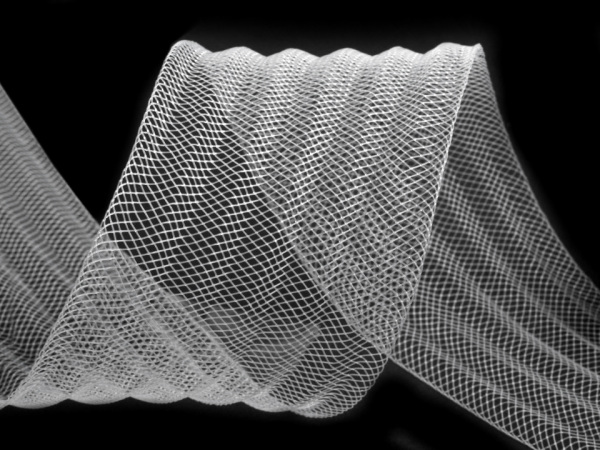 Modistická krinolína na vyztužení šatů a výrobu fascinátorů vlnitá šíře 4,5 cm