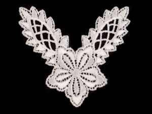 Krajková aplikace / vsadka na košilky