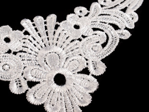 Krajková aplikace / vsadka na košilky