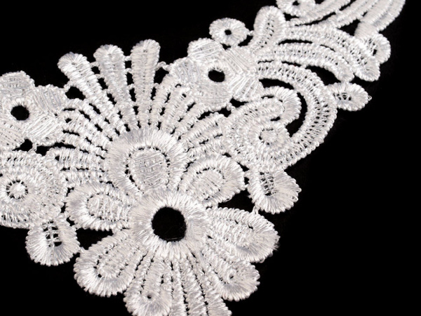 Krajková aplikace / vsadka na košilky