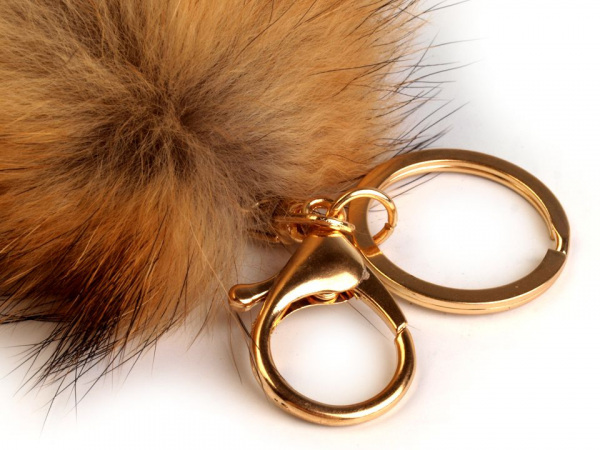 Kožešinová bambule na kabelku z mývalovce