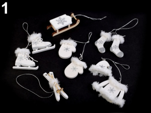 Vánoční dekorace - sáňky, lyže, brusle, rukavice, čepice, bunda, ponožky