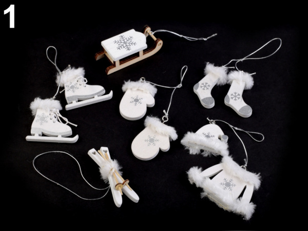 Vánoční dekorace - sáňky, lyže, brusle, rukavice, čepice, bunda, ponožky