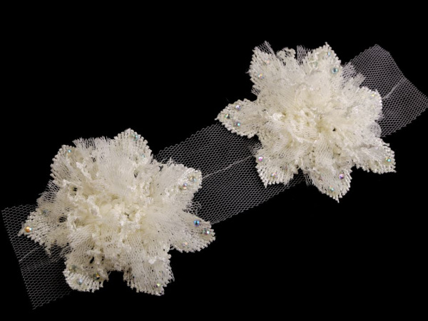 Textilní aplikace / nášivka krajkový květ na tylu Ø90 mm s kamínky