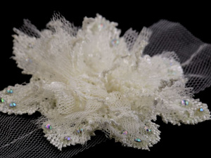 Textilní aplikace / nášivka krajkový květ na tylu Ø90 mm s kamínky